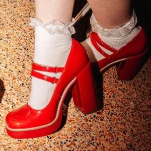 ♦️STEVE MADDEN TWICE RED PATENT PLATFORMS♦️